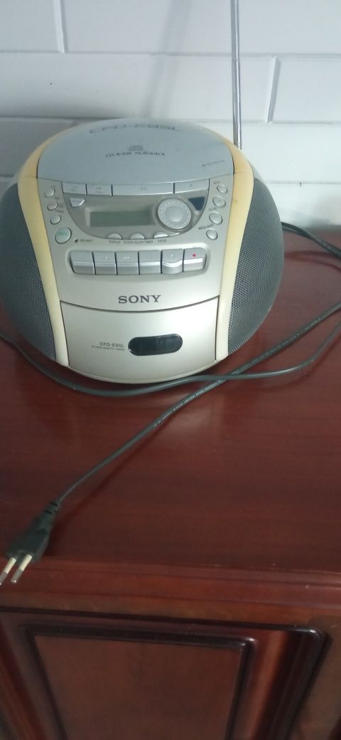 magnetofon kasetowy Sony CFD-E95L z radiem CD.