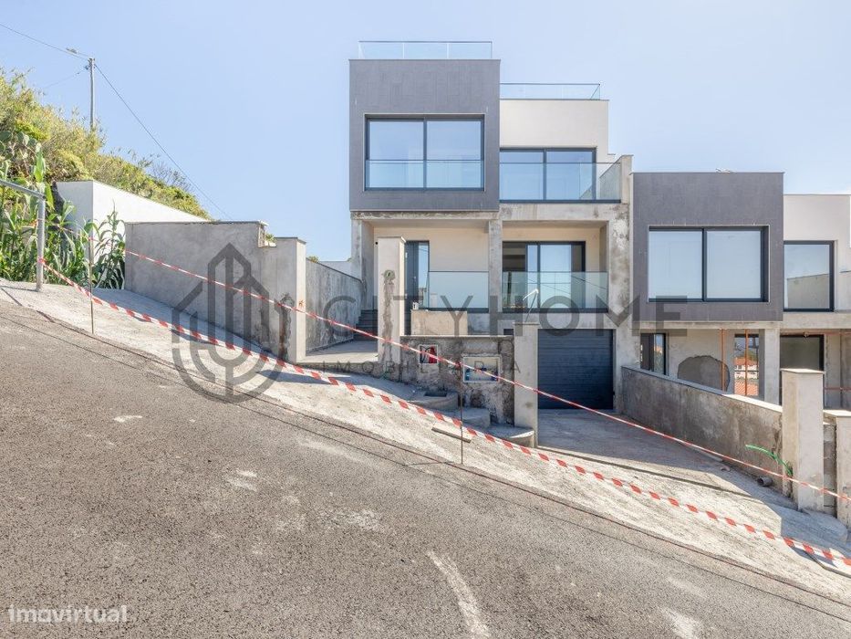 Moradia T3 ponta de banda com piscina privada e vista mar