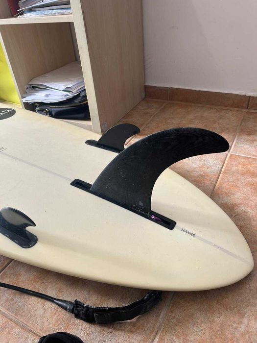 Longboard NUU KILLJOY 9.0 com saco quilhas e leash.