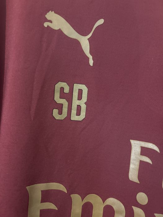 Blusa arsenal oferecida á mao por (Sal Bibbo) treinador de guardaredes