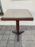 Mesa de café antiga com 54cm x 54cm com pé em ferro fundido