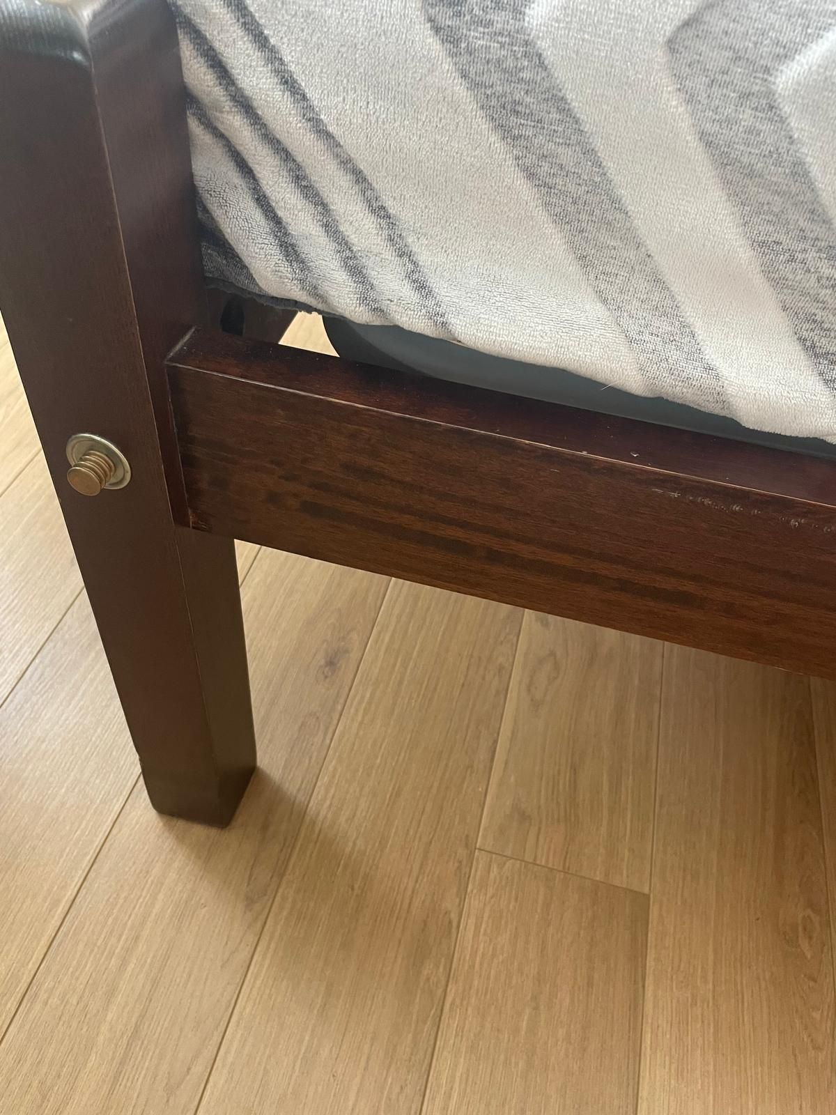 Cama com 2 mesas de cabeceira