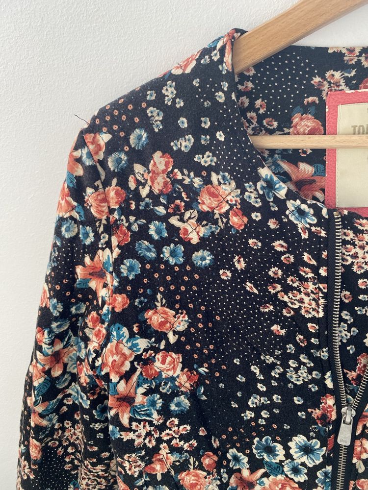 Casaco preto e floral