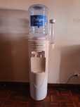 Máquina dispensadora de água semi -nova.