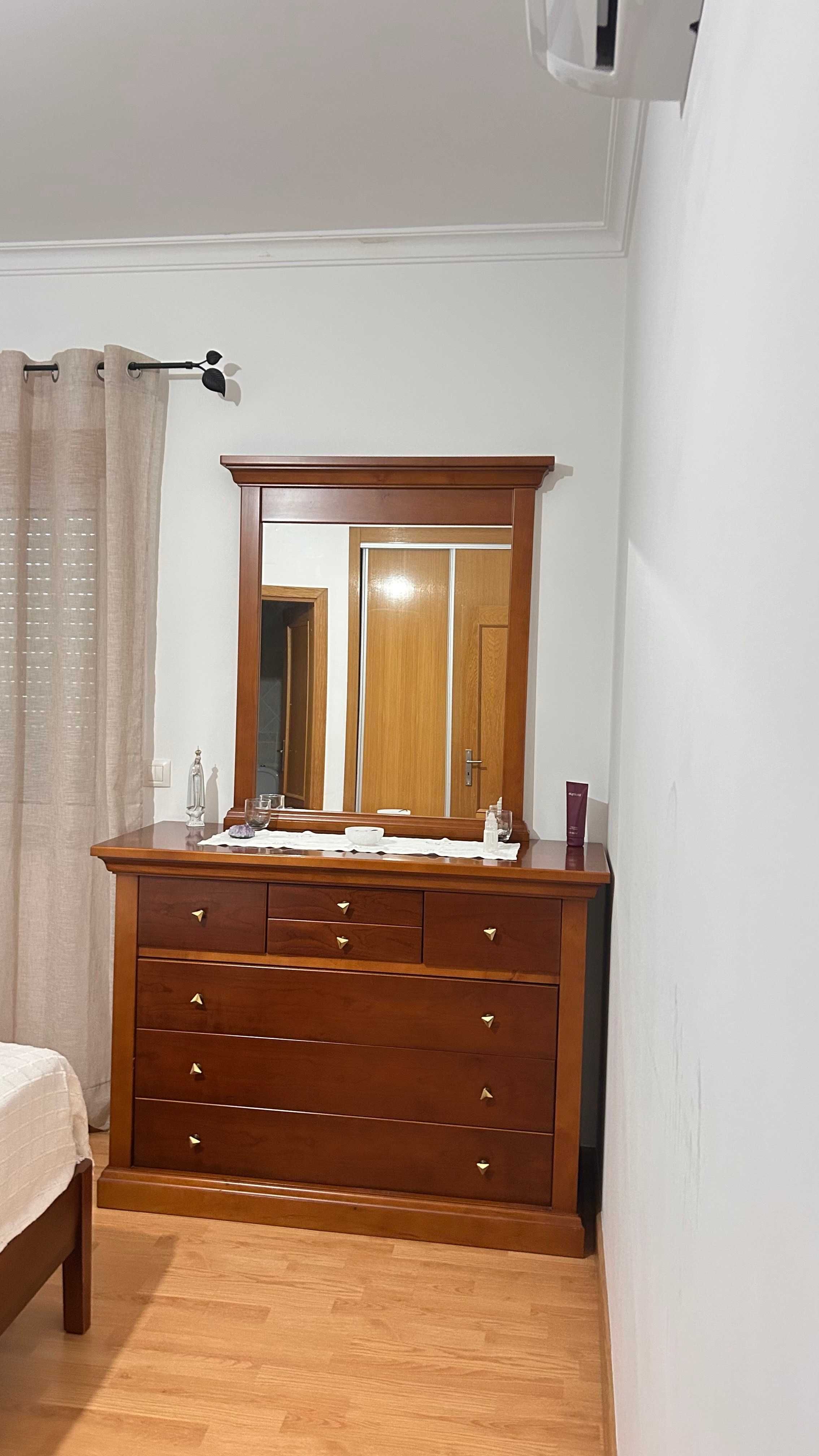 Quarto clássico de casal em madeira maciça de cerejeira-em bom estado