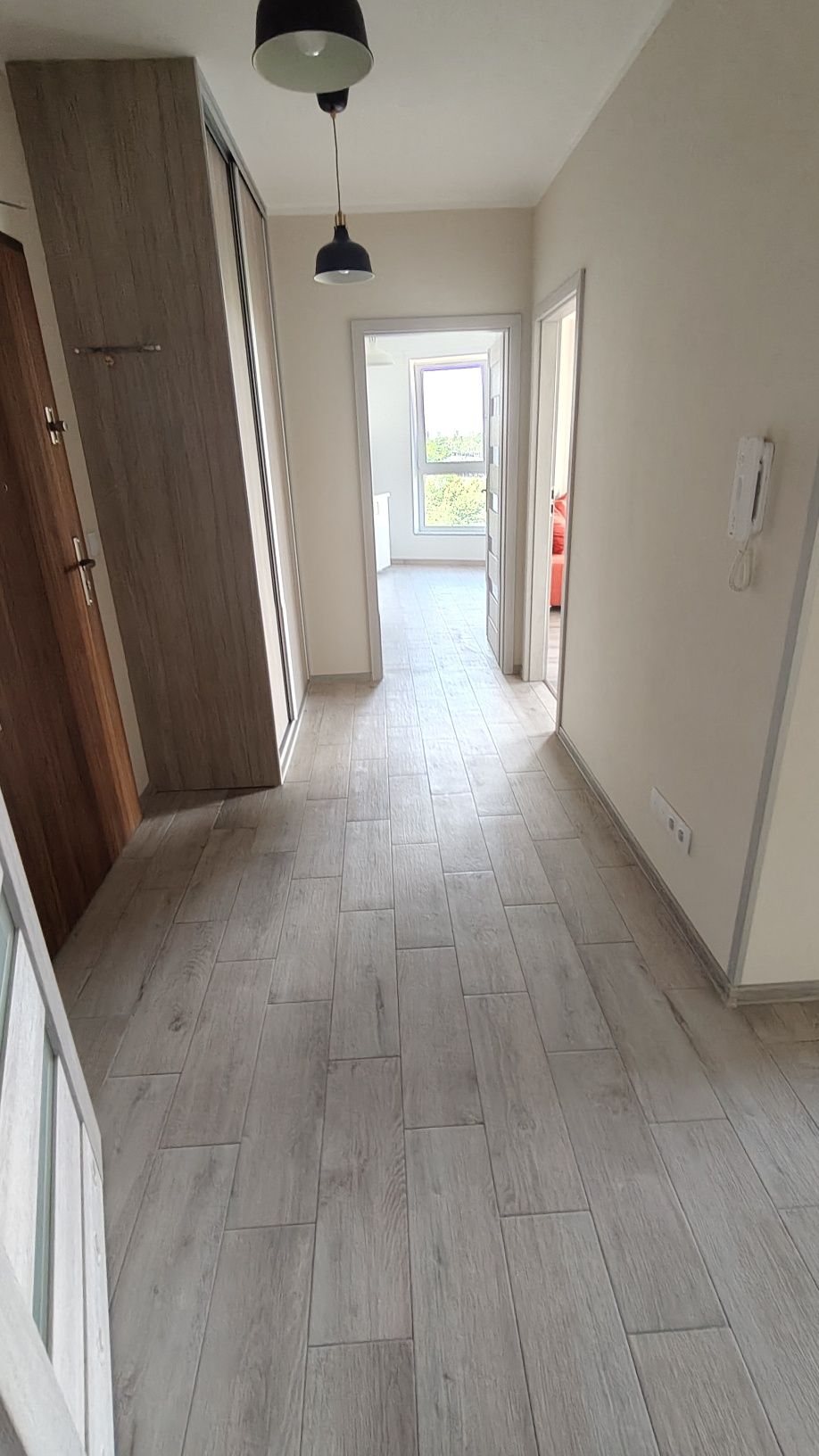 Pokój jednoosobowy z balkonem w nowym bloku przy ul. Paganiniego 23

M