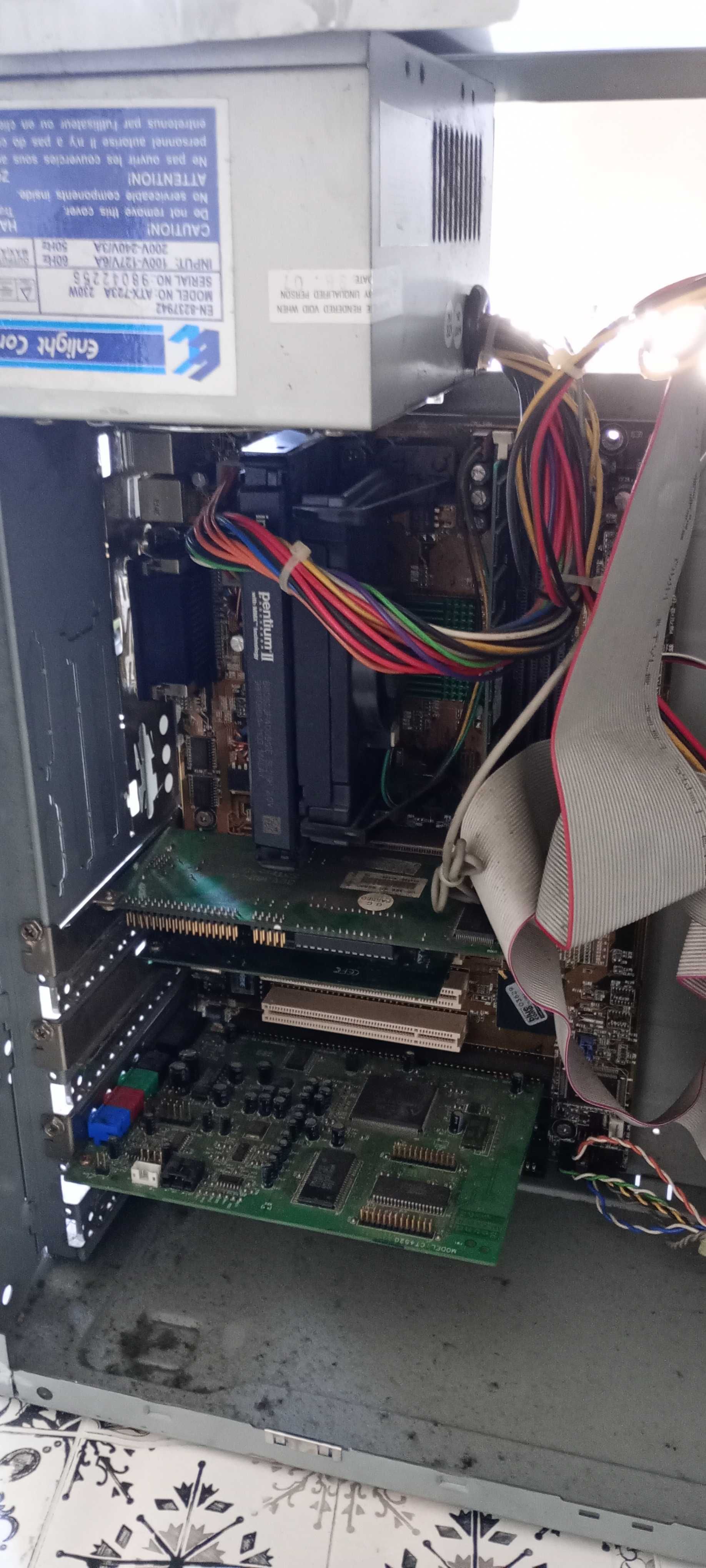 Retro komputer  z lat 90 + CD z Windows 95 (+klucz)