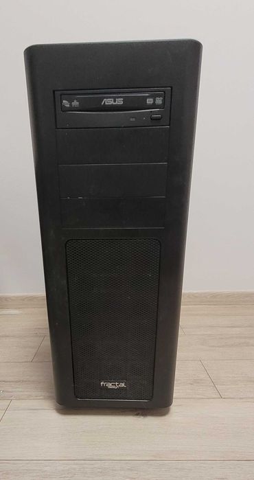 Komputer stacjonarny + monitor + klawiatura