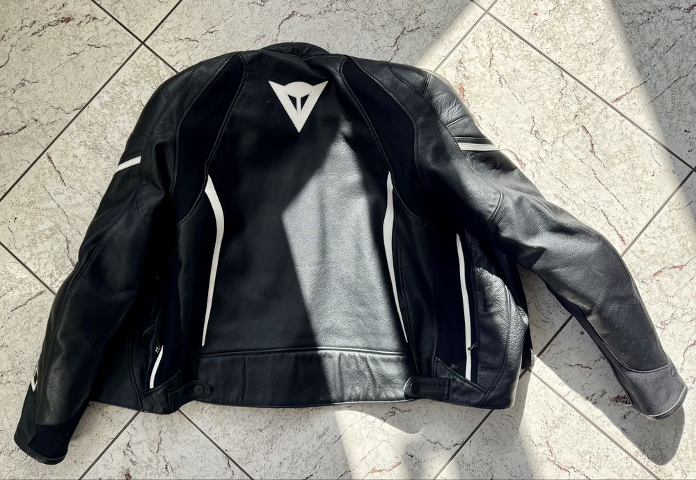 Кожаная мото куртка Dainese