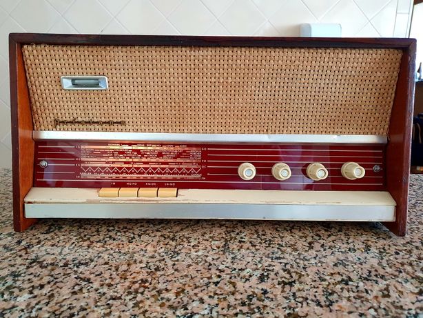 Rádio Aristona SA 3107S a válvulas 1961 a funcionar