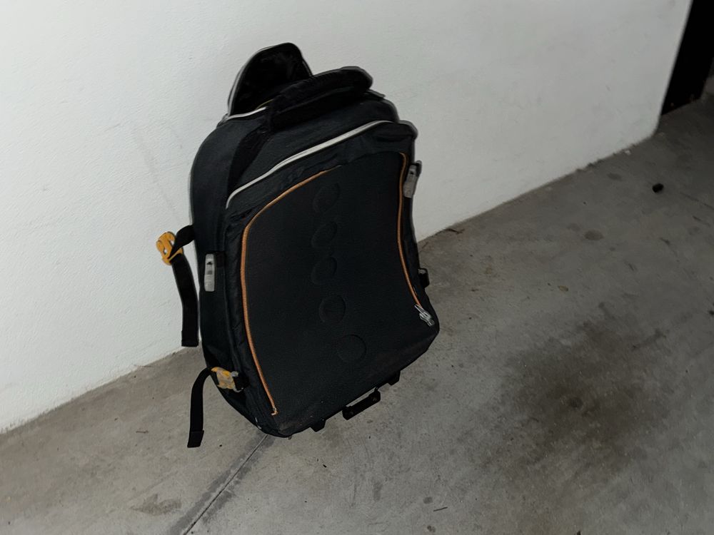 Mochila grande com rodinhas do tipo troley