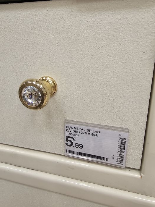 10 puxadores de móveis. Novos. Nunca foi usados. Cada um 3 euros.