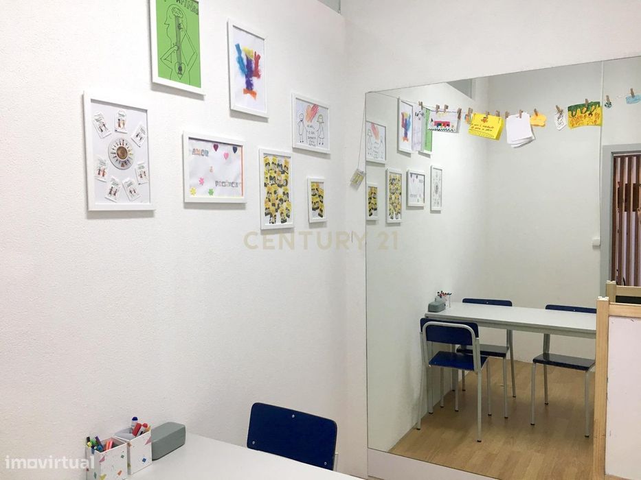 Grandioso Centro de Estudos em pleno funcionamento com diversos serviç
