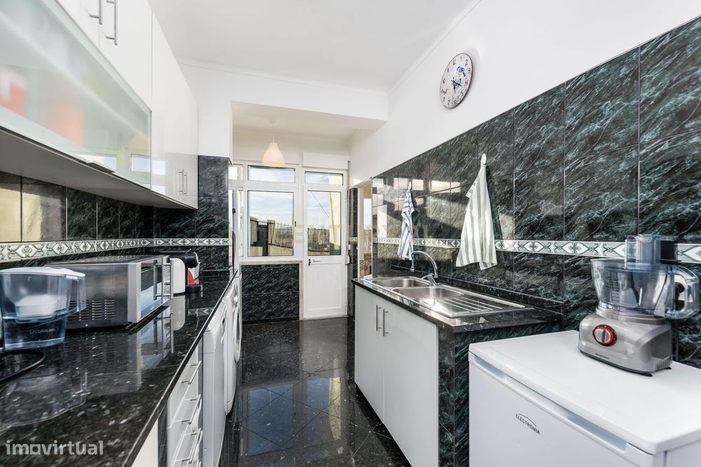 Apartamento T2 em Linda-a-Velha – Remodelado com Terraço e Excelente L