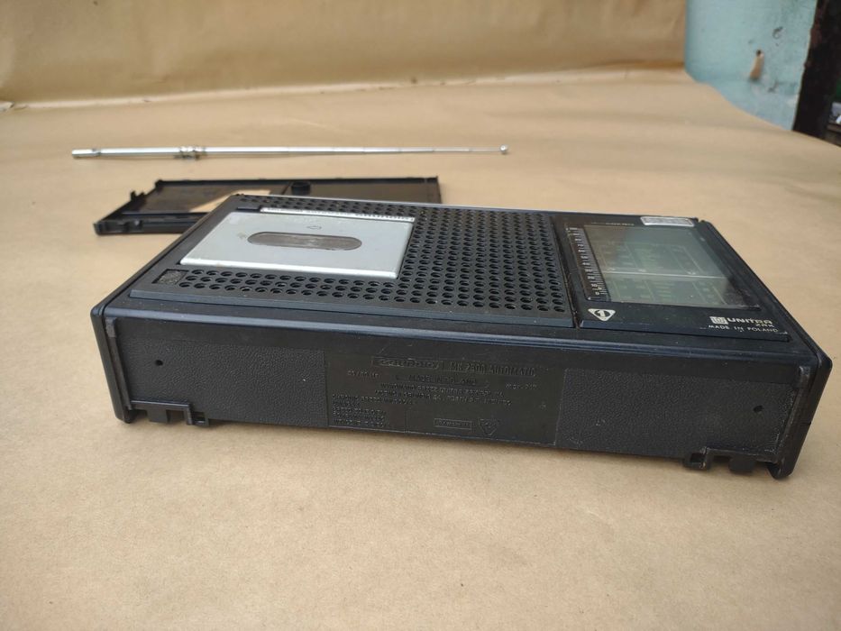 Radiomagnetofon MK 2500 . Uszk.