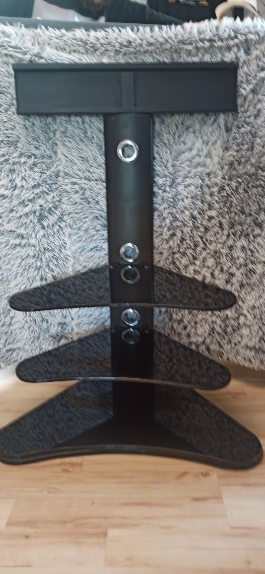 Podłogowy stojak pod telewizor