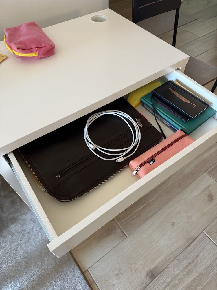 Conjunto Ikea: Mesa Micke + 2 Cadeiras Sandsberg