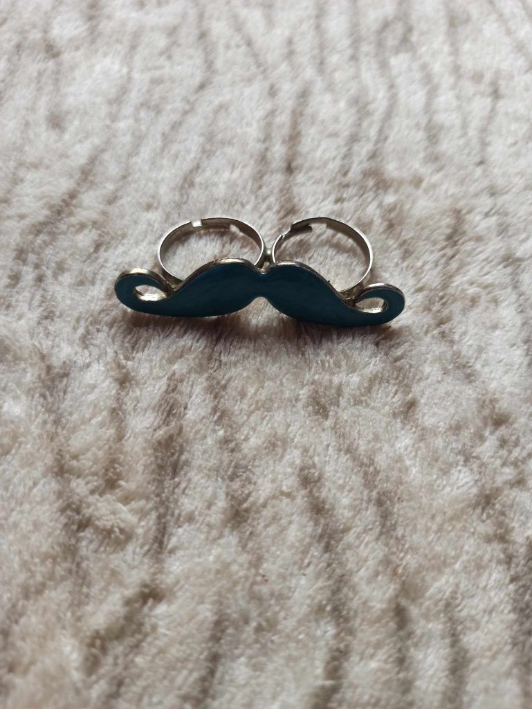 Pierścionek na dwa palce błękitny pierścionek wąsy moustache ring