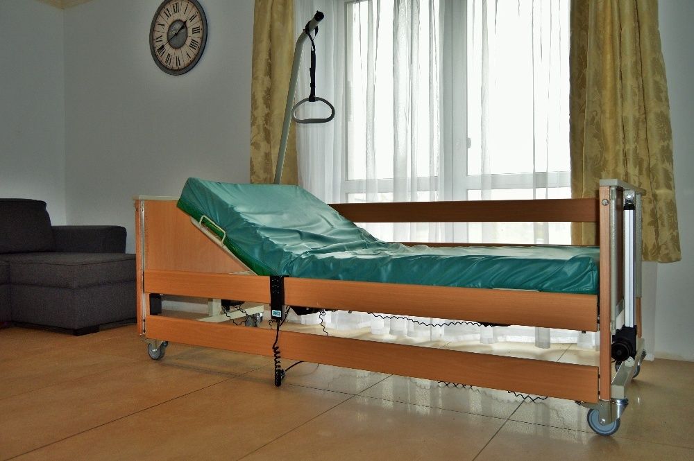 łóżko rehabilitacyjne, łóżko szpitalne z materacem i wysięgnikiem