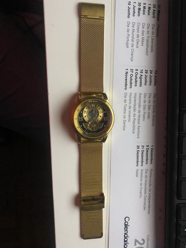Relogio dourado lukado