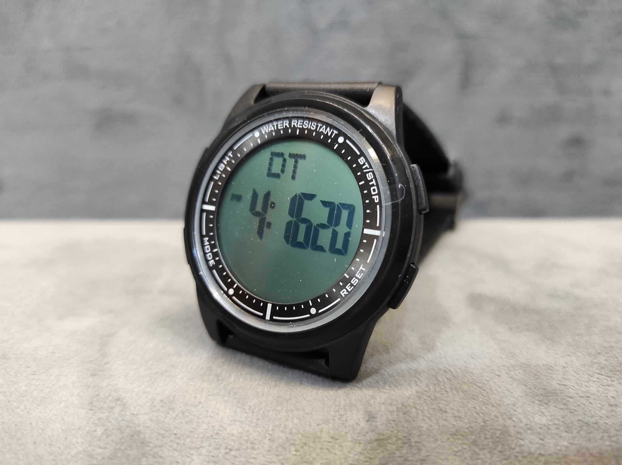 Zegarek elektroniczny AW02. Dwa czasy, stoper, podświetlenie, data itd