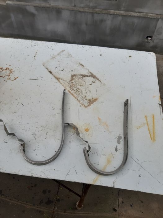 Продаються з нержавійки крюки/кроншиейни/ для ринви