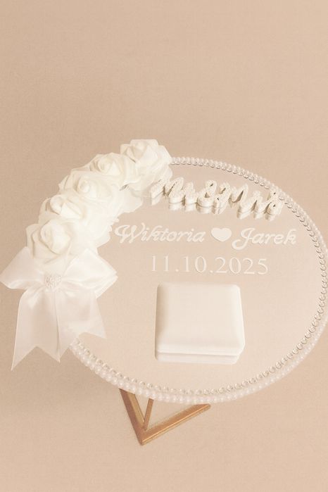 Lustrzana podstawka pod obraczki ślubne. Personalizowana