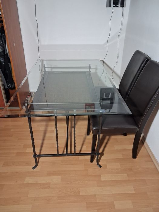 Stół z szklanym blatem + 4 krzesła