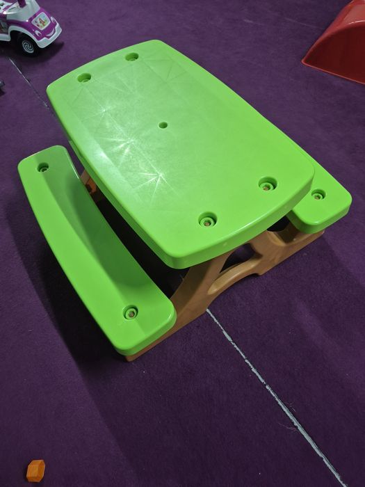 Stolik I zjeżdżalnia