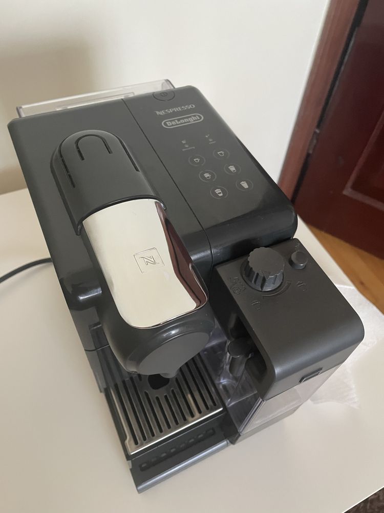 Капсульна кавоварка De'Longhi Nespresso Lattissima Touch EN 560.B