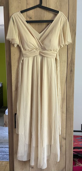 Beżowa sukienka z kopertowym dekoltem