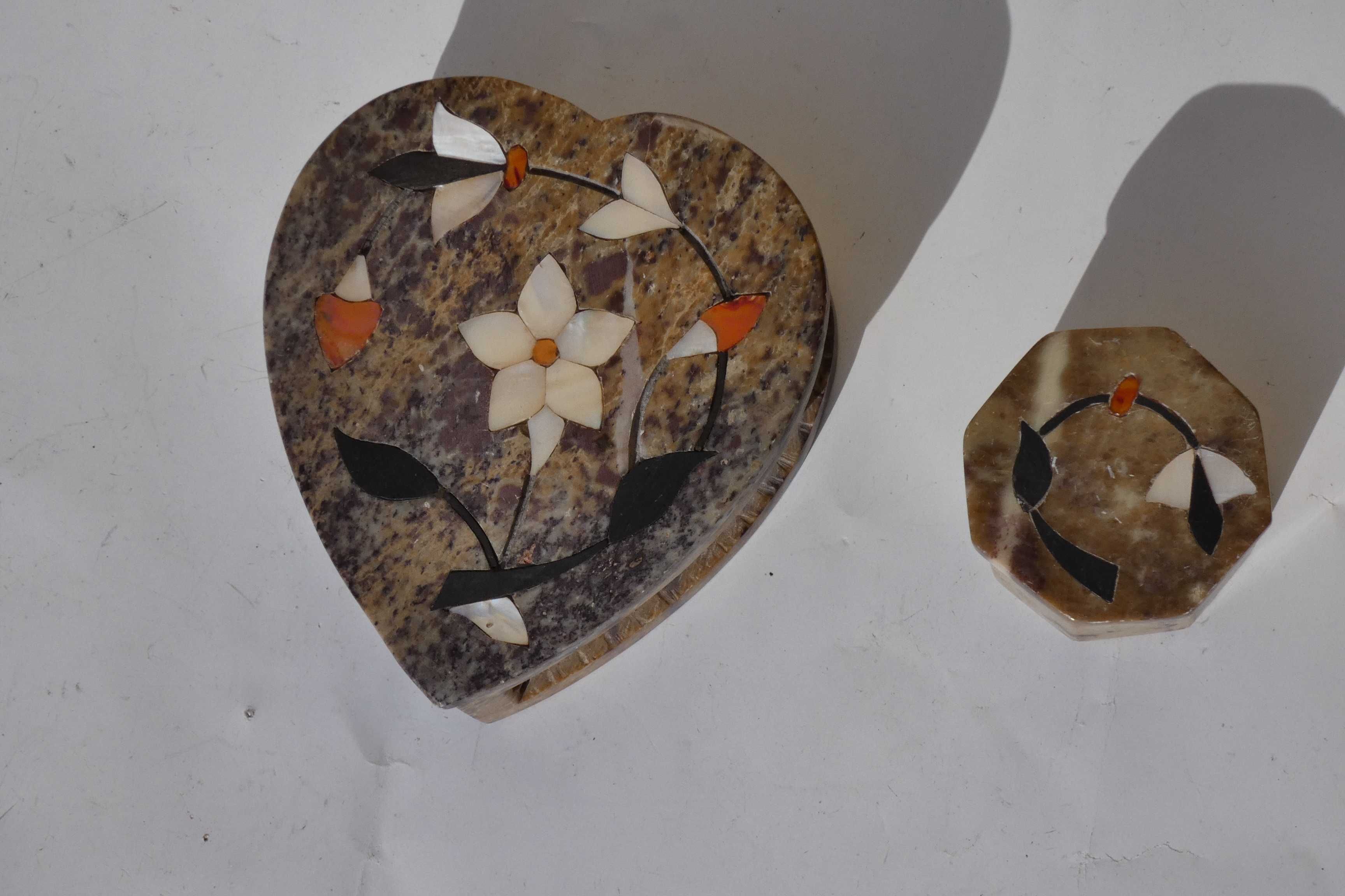 Szkatułka kamienna ażurowa w formie serca plus mniejsza sześciokątna