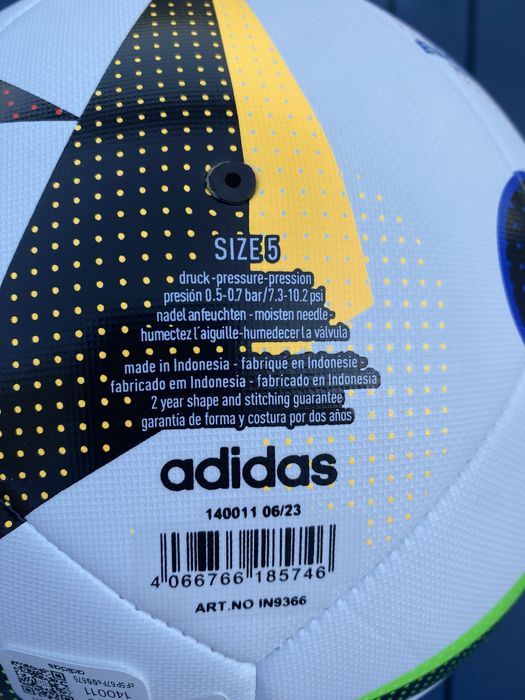 Nowa piłka Adidas Euro 2024 Fussballliebe autograf Szymon Marciniak