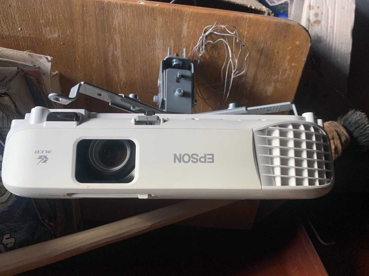 Projector Epson H839B EB-X05