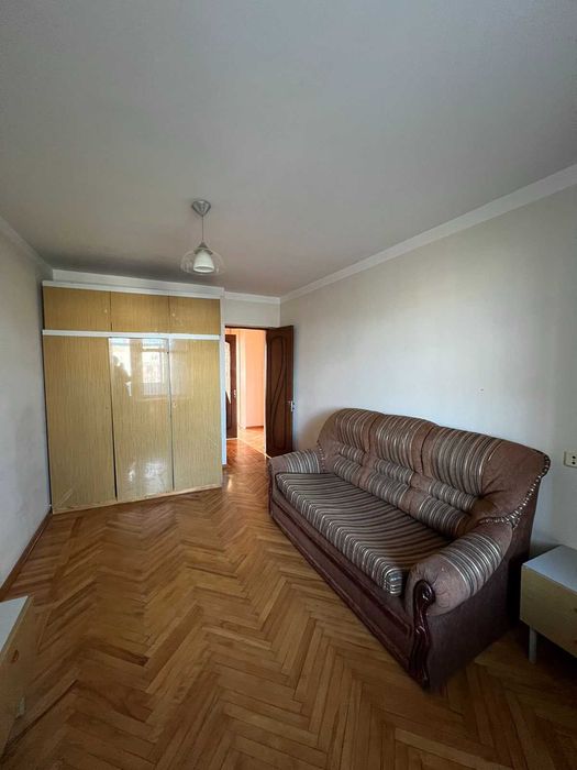 Продаю 3 комнатную крупногабаритную квартиру на Площади Победы