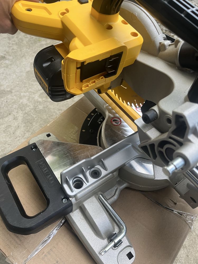Ukośnica dewalt DCS365
