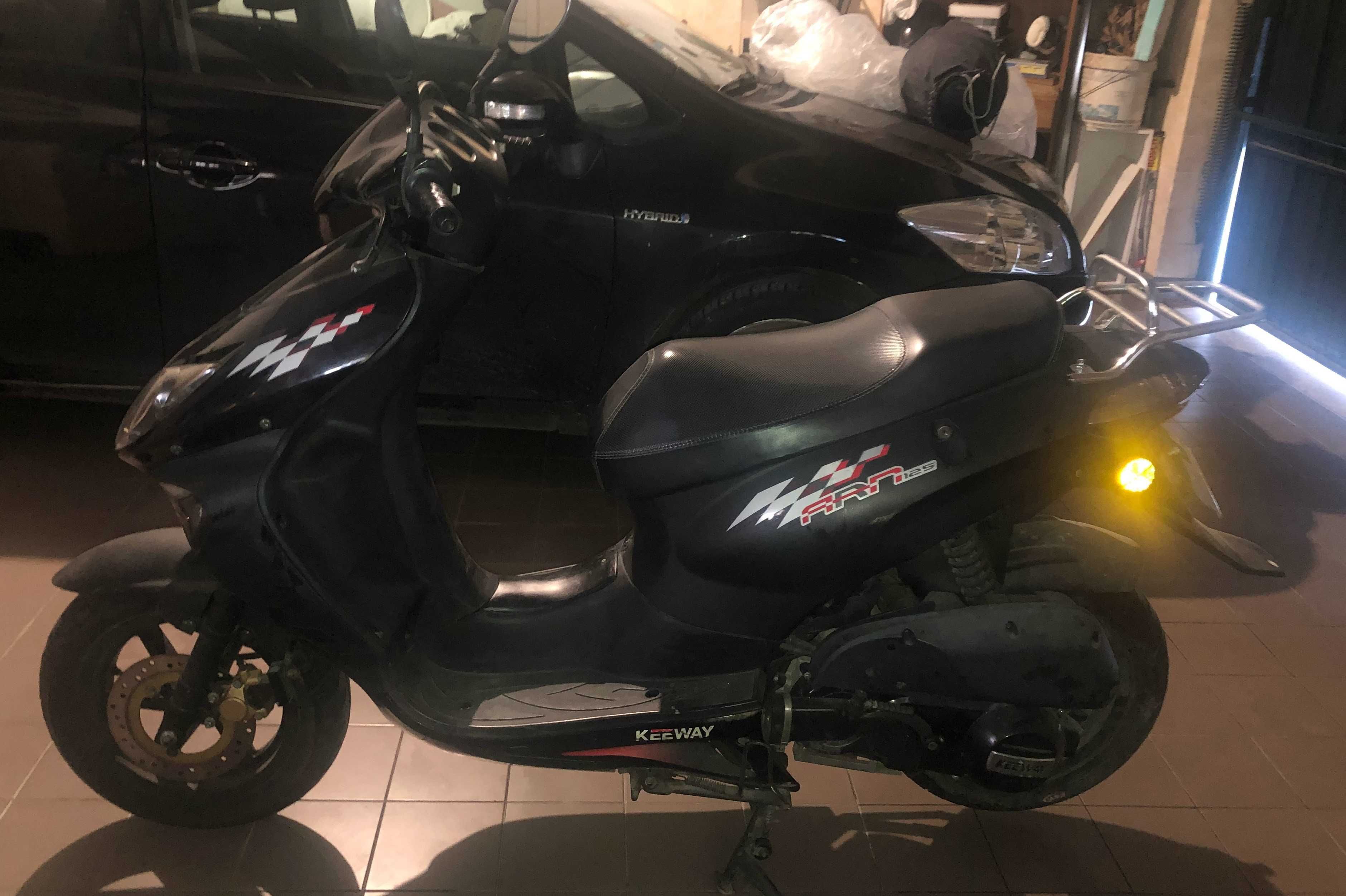 Mota 125 Keeway, pouco uso e de garagem