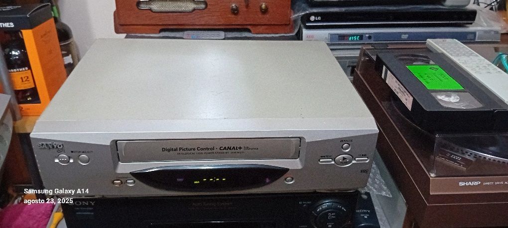 Vídeo Vhs da Sanyo VhR-M271
modelo VHR-M271 a funcionar sem qualquer p