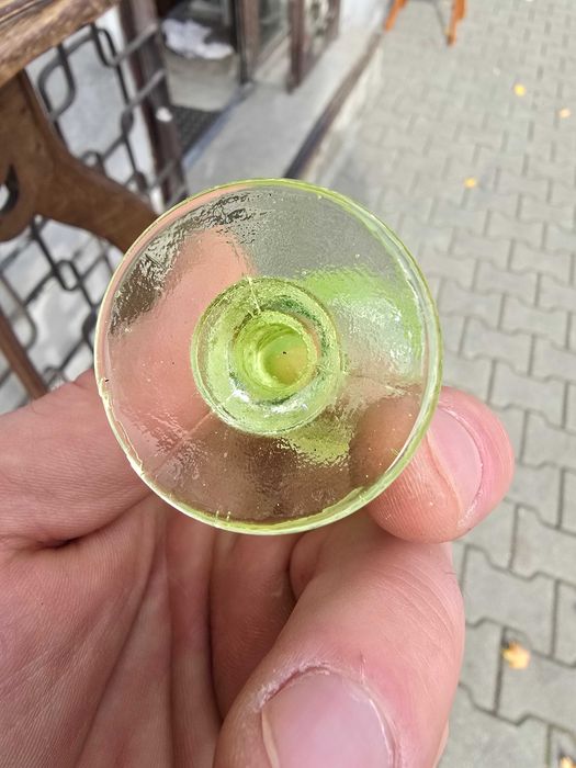 Bardzo stary uranowy kieliszek