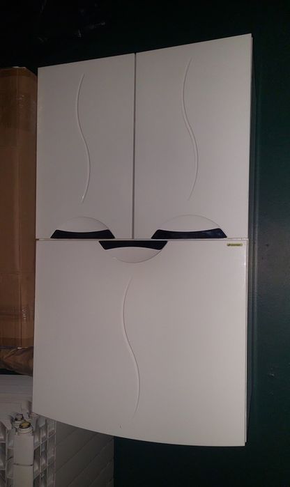 Шкафчик в ванную комнату с сеткой для белья