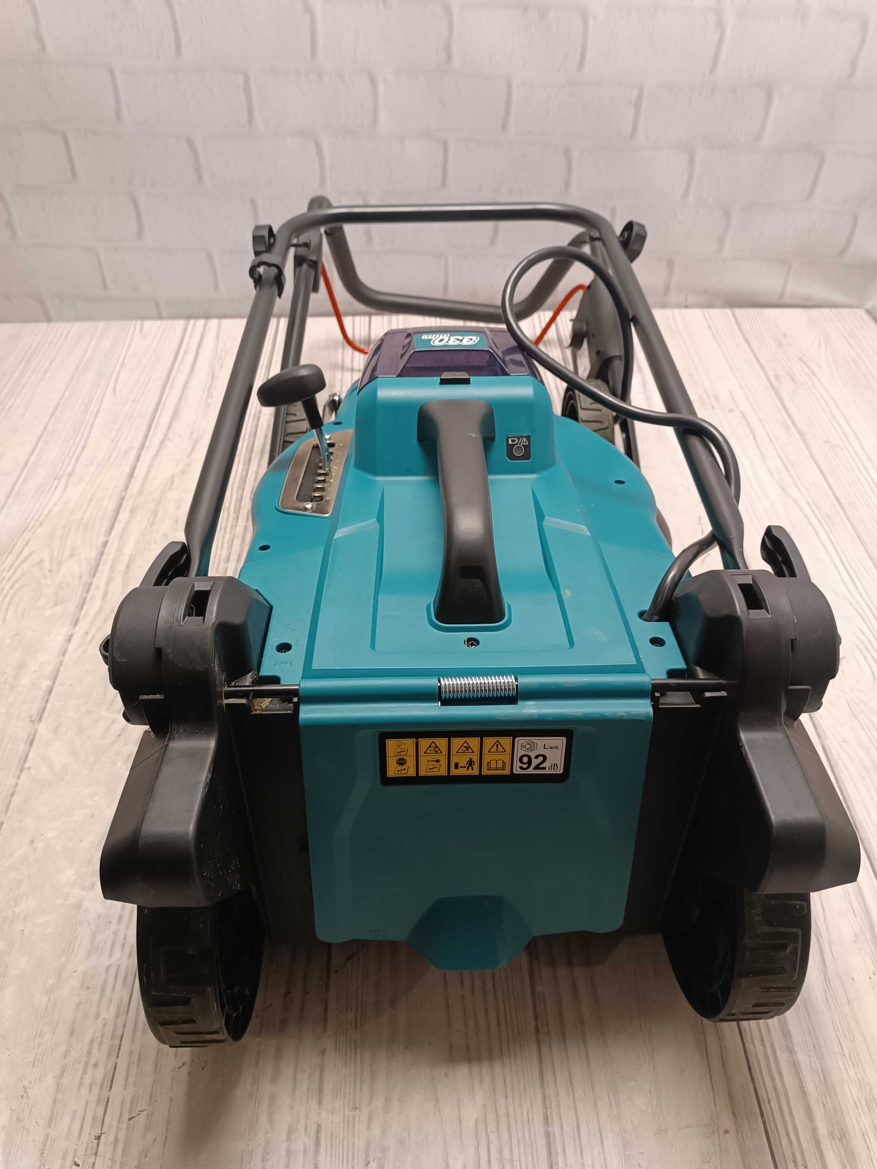 Makita DLM330Z 18V акумуляторна газонокосарка (Без АКБ та ЗП)