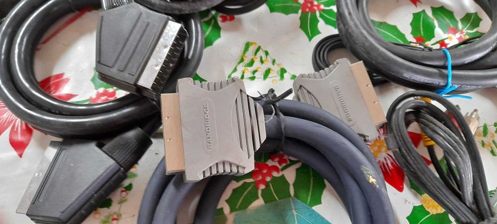 Cabos scart carregadores vários  e outro material