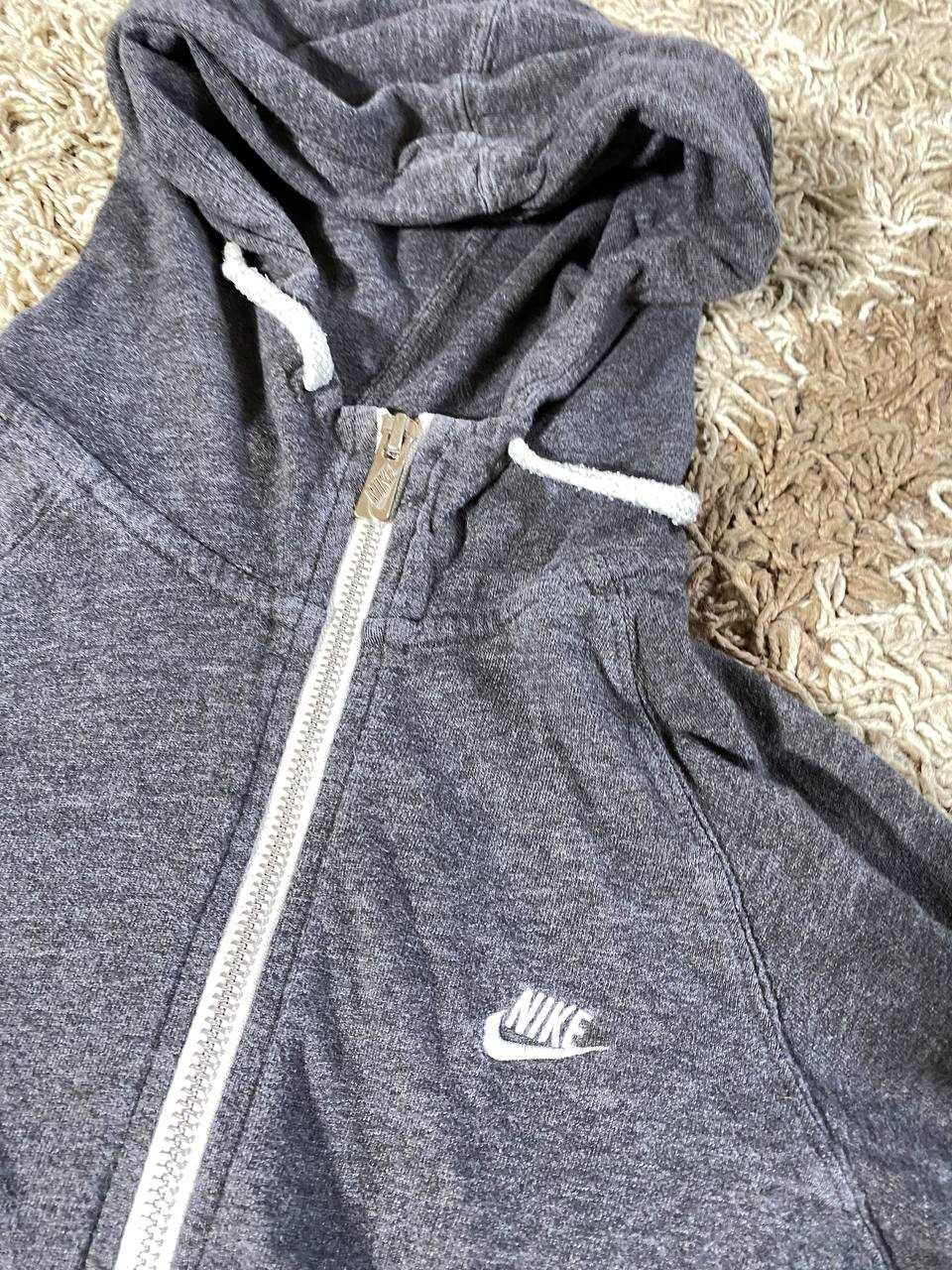 Толстовка Nike с капюшоном и винтажным принтом «Свуш» в центре