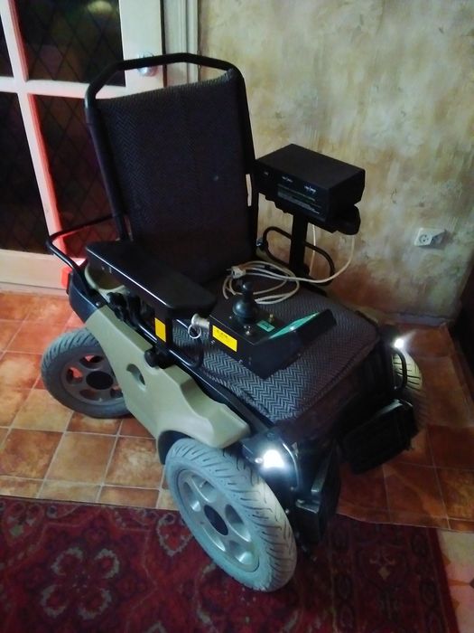 Внедорожник - коляска с электроприводом.