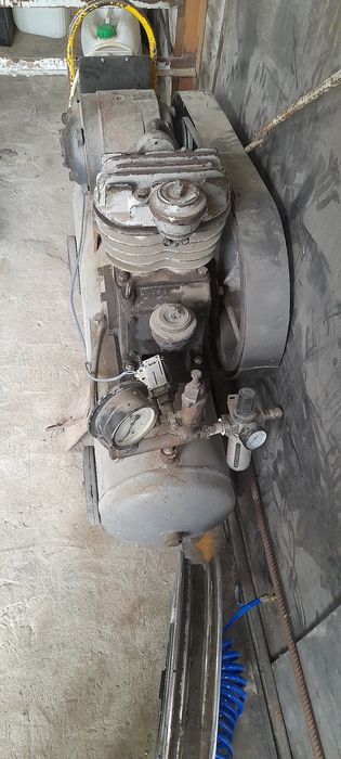 Продам повітряний компресор.