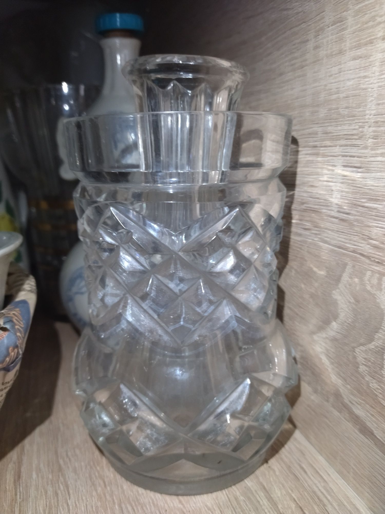 хрусталь(вазы большие и маленькие,конфетницы рюмки и стаканы