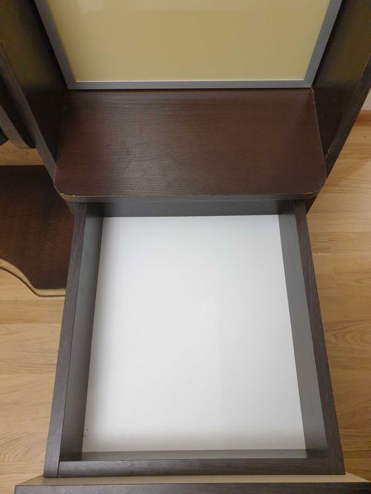 Темний стіл з ламінованої дсп