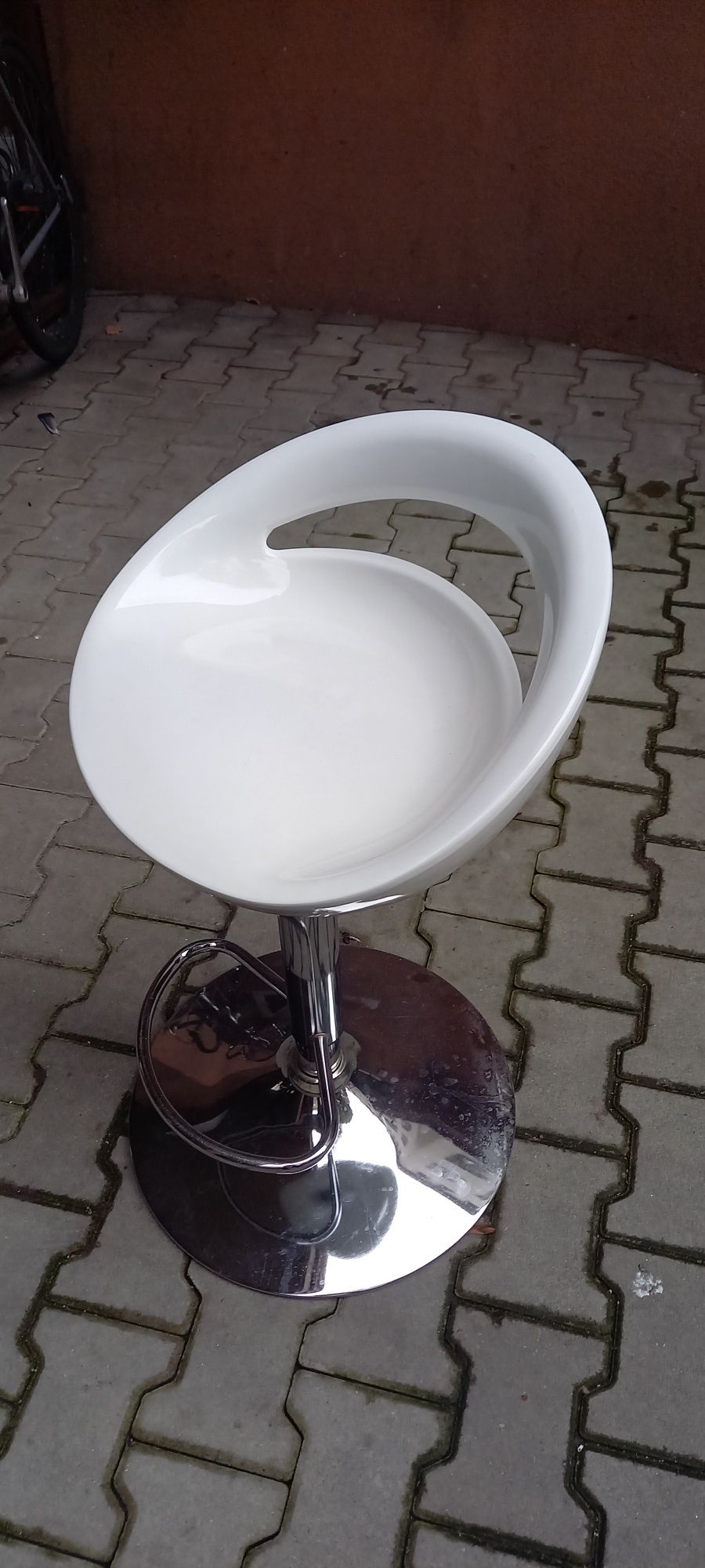 Stół barowy z krzesłami