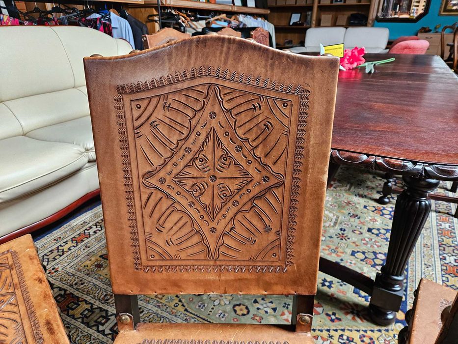 Cadeiras antigas em madeira e couro - óptimo estado geral -