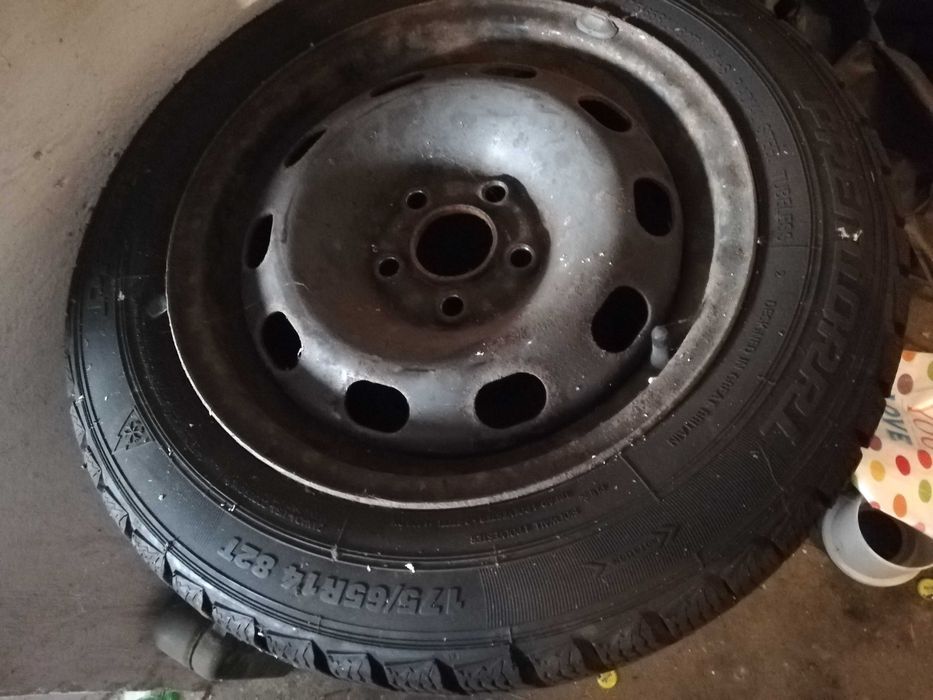Opony zimowe z felgami premiorri 175/65R14 ok.6mm stan dobry z Golfa 4
